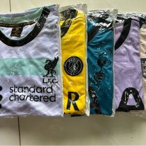 Bộ thể thao màu ngẫu nhiên