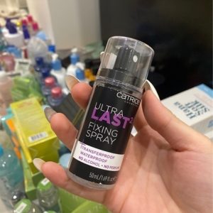 Xịt khoá nền Catrice - chai